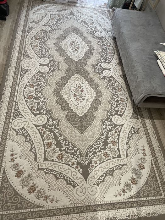 Ковёр б/у, чистый, 2м*4м, лёгкий, приятный на ощупь.