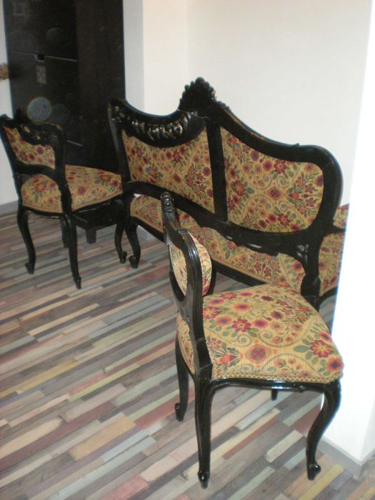 Set istoric_canapea cu 2 scaune tapitate din lemn sculptat_secol XIX