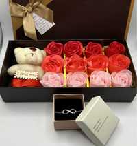 Кутия със сладурско меченце и вечни розички!