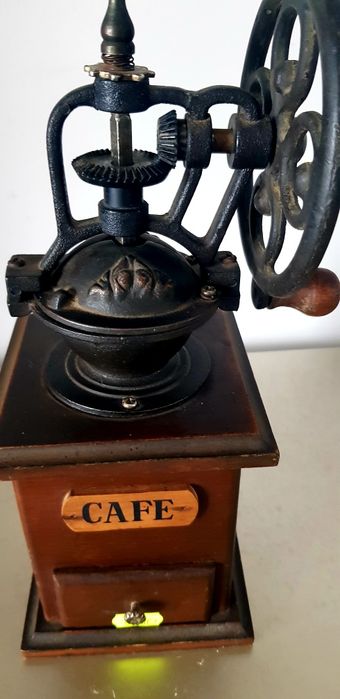 Râsnita veche din lemn și alamă