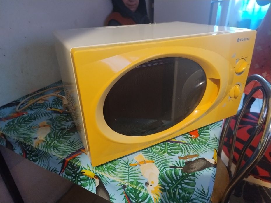 Vând cuptor cu microunde