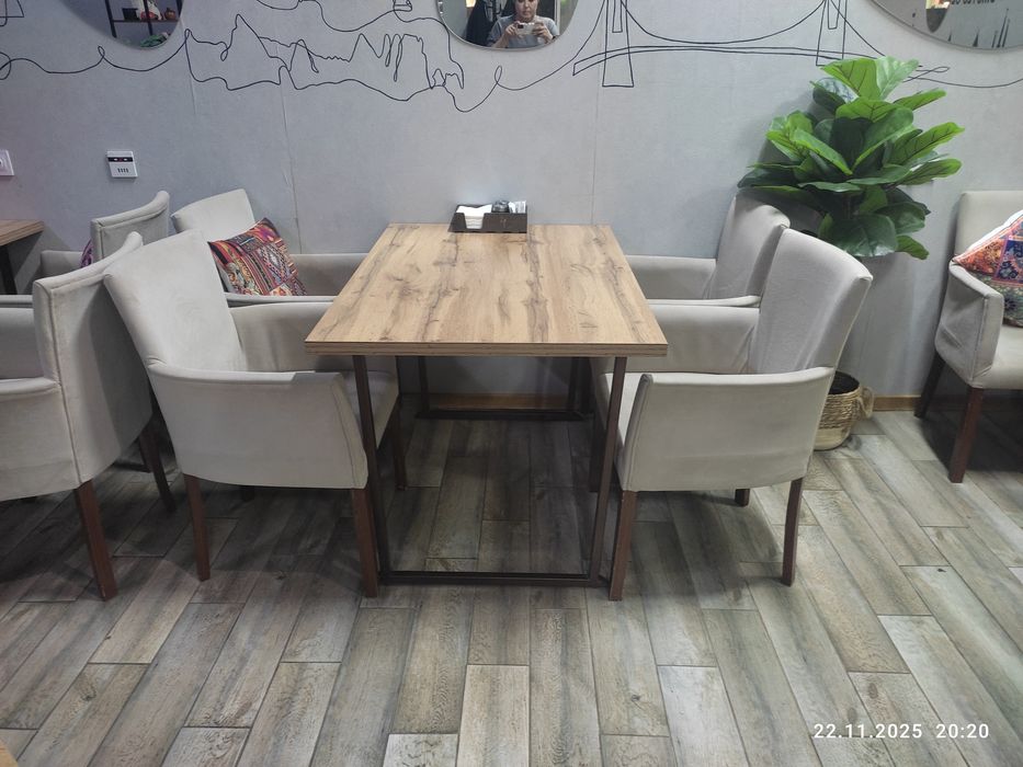 Продается стол отличного качества подходит для кафе и кофейни р.80/120