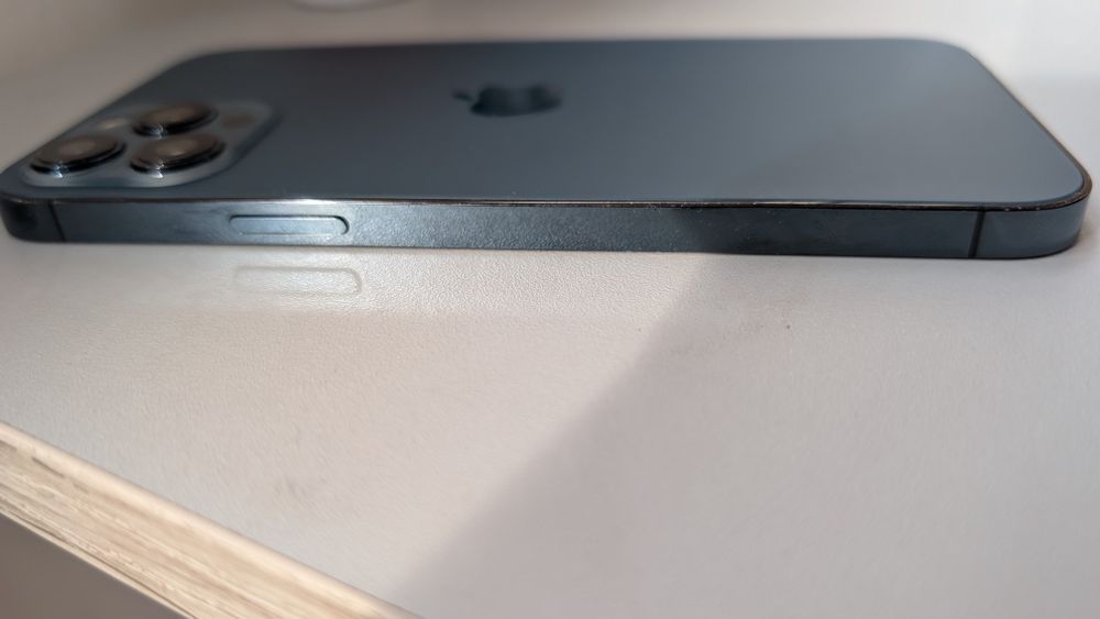 iPhone 12 pro Max. 83% baterie