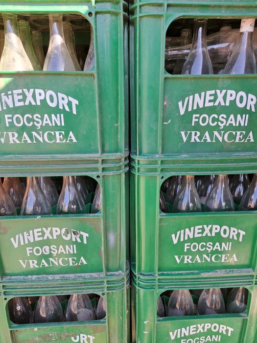 Vand navete / lazi cu sticle de 1L