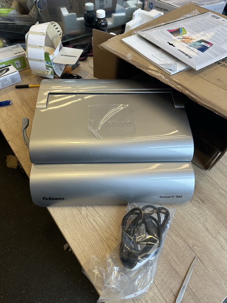 Aparat de indosariat cu inele plastic FELLOWES Quasar E500