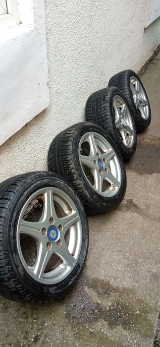 Jante aliaj de aluminiu Mercedes cu cauciucuri pe 15