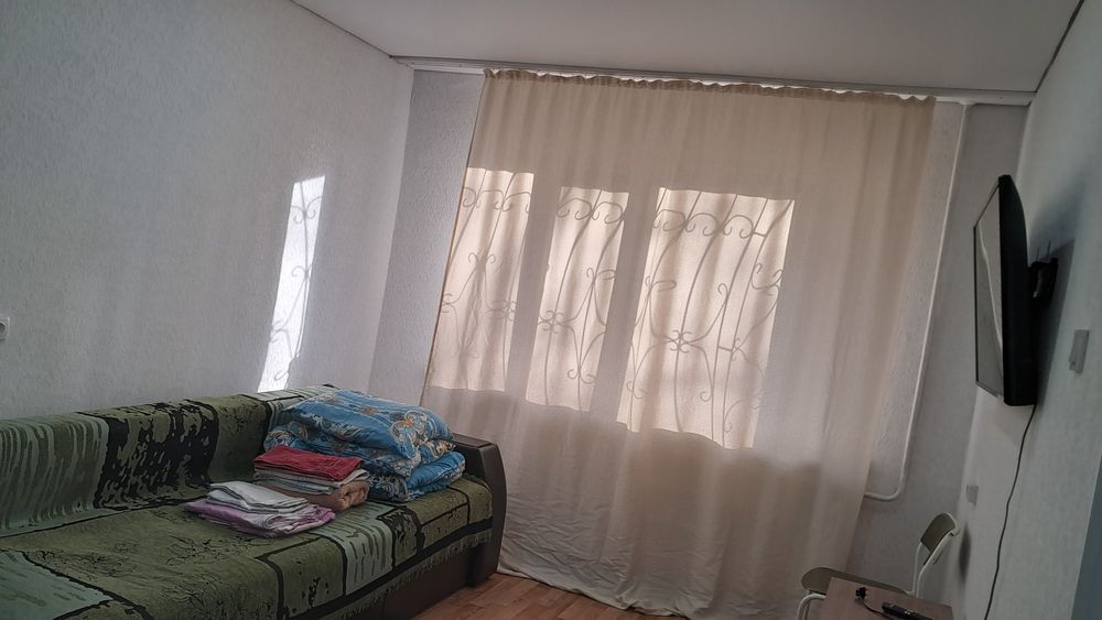 Сдам 1 комнатную квартиру на длительный срок или посуточно. Район 1 мк