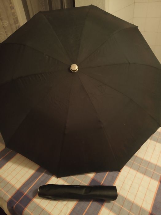 Един дамски чадър и куфар