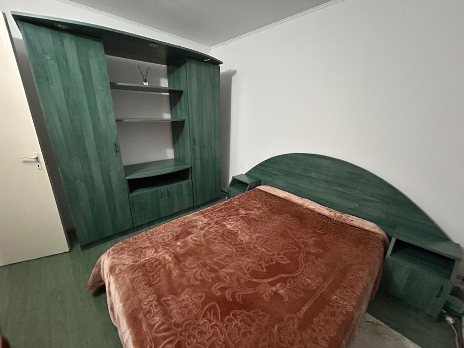 Vând dormitor complet cu saltea inclusa