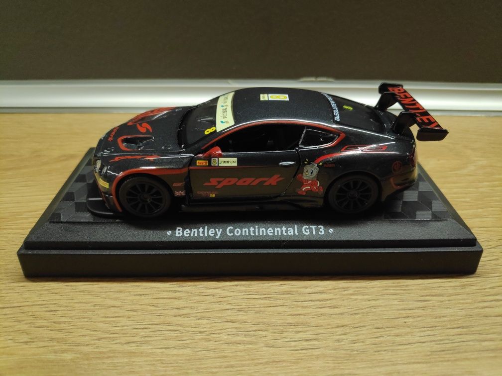 Умалени модели на състезателни коли BMW M6 Bentley Lamborghini 1:43