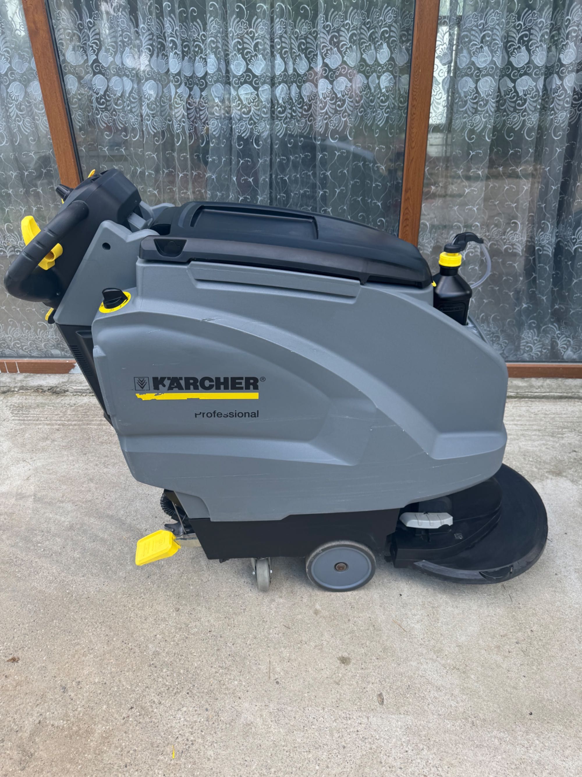 Masina de spalat pardoseli profesionale. Karcher