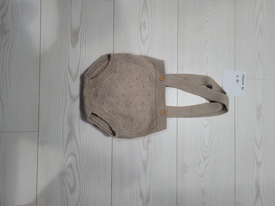 Vand haine mărimea 86,preț pe bucata
Nu asigur transport