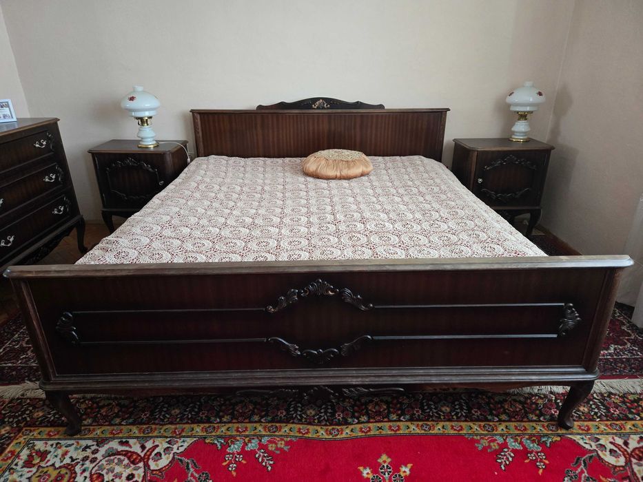 Спалня от естествено дърво