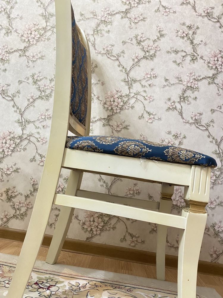 Стол и стулья для гостинной