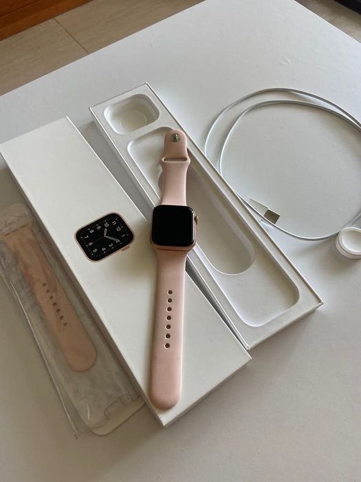 Продаю apple watch se розового цвета ремень/часы золотистого.Б/у