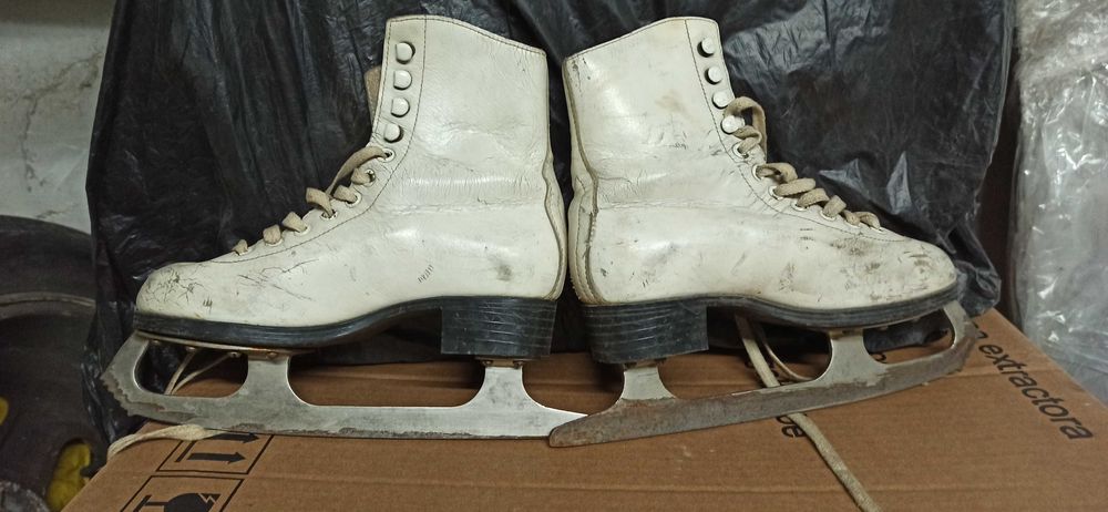 Продава кънки за лед