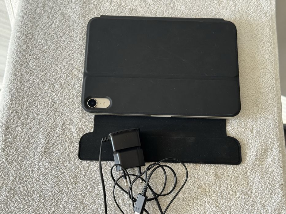 Продавам калъф с клавиатура за iPad Mini 6 / 7 (2021 / 2024)