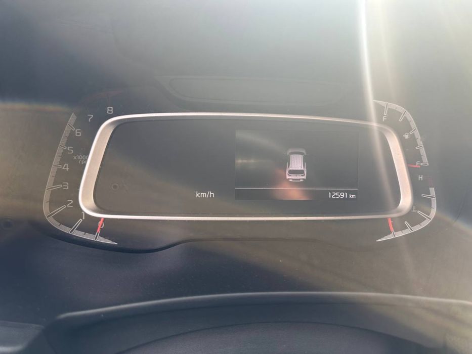 Kia Sonet mokriy asfalt