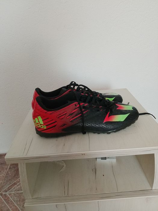 Vand crampoane de fotbal în diferite mărimi