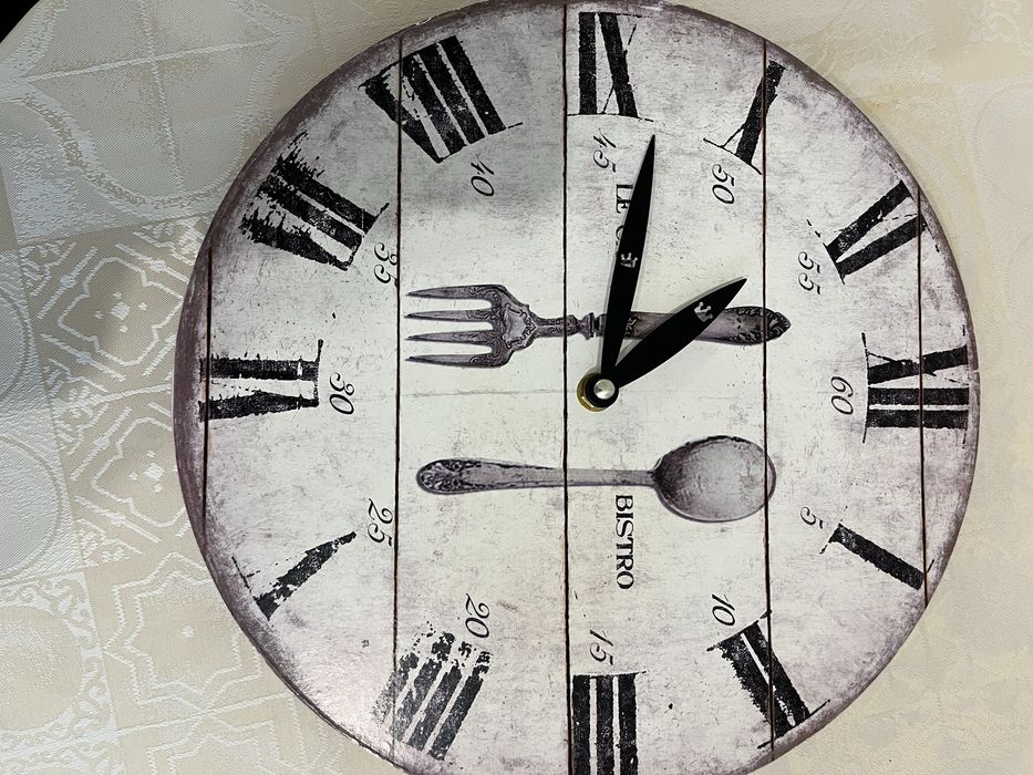 Часы  настеннные