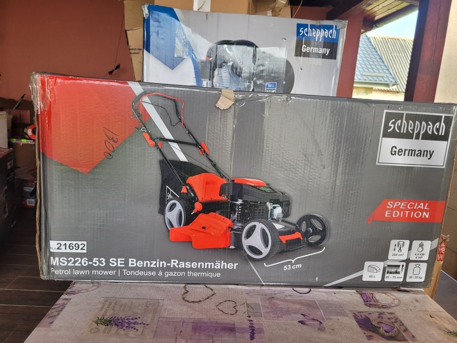 Mașina de tuns iarbă pe benzina