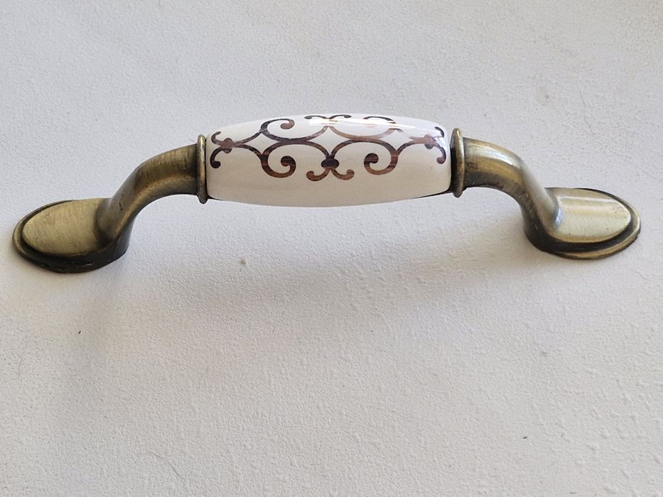 Ручка для шкафчика белая винтажная