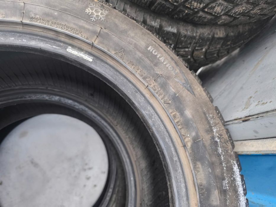 Продам 2 шипованные шины 225/55 R17