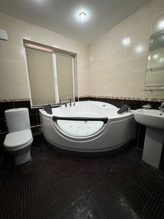 Центр 4в3/3/5 Садык Азимова 90 м² 77-серия. Кирпичный дом. Обстановка