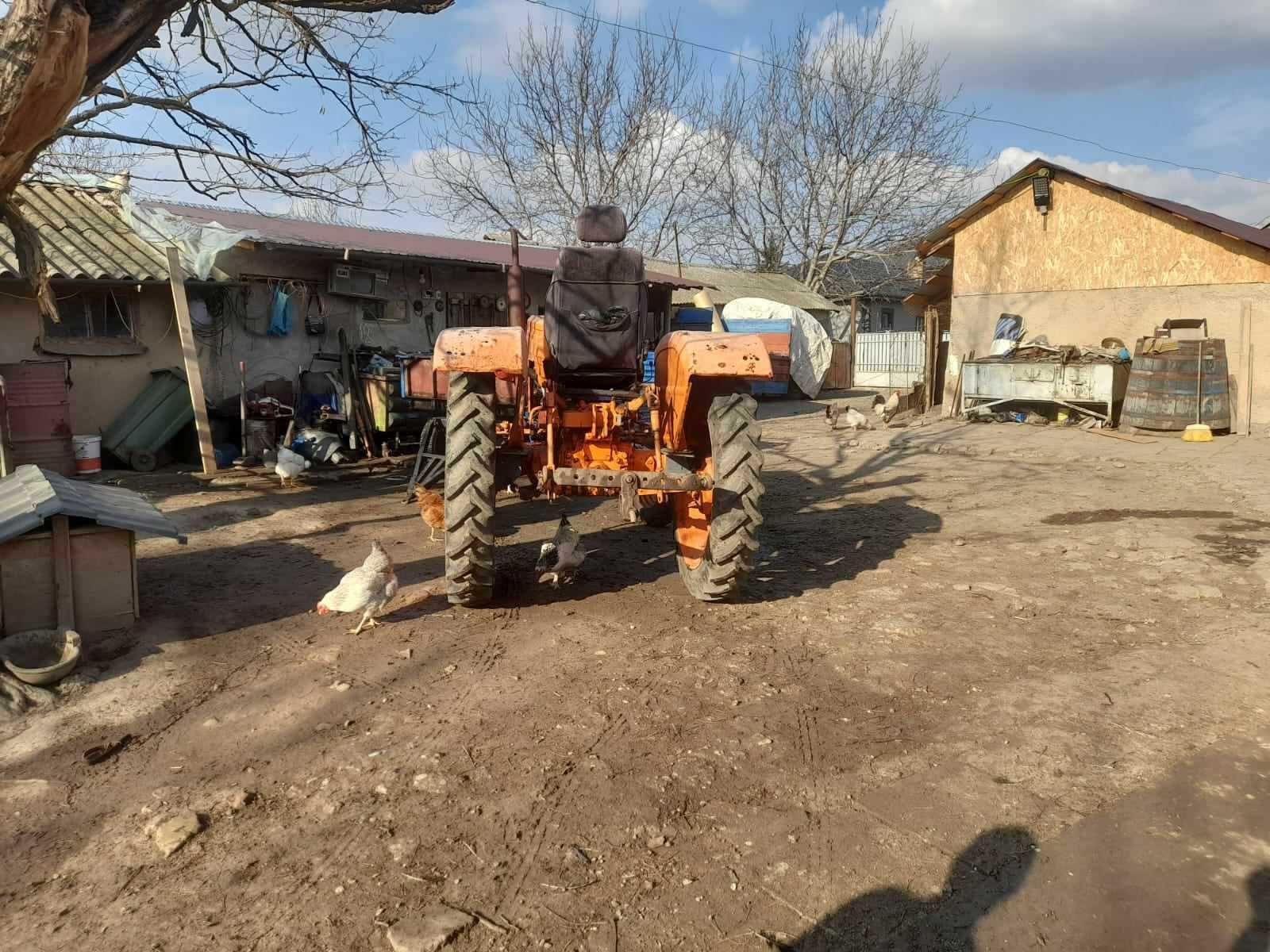 Vand tractor u445 cu prasitoare si remorca