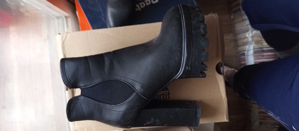 Черни кожени боти