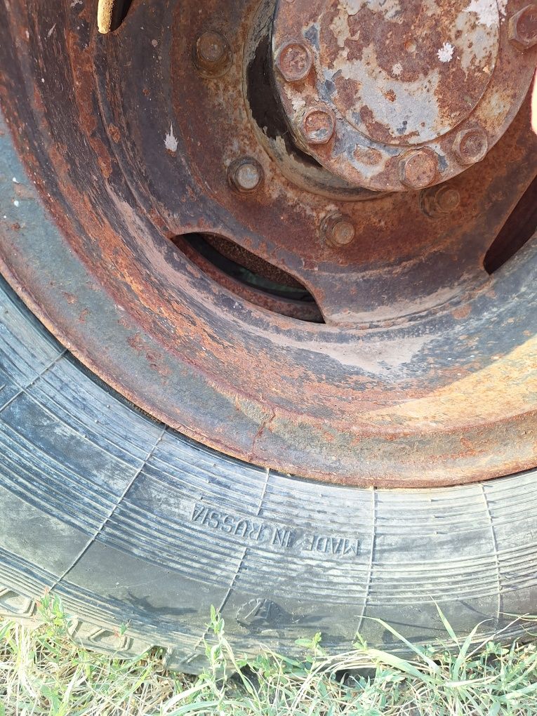 Гуми за 9  R 20 за ифа