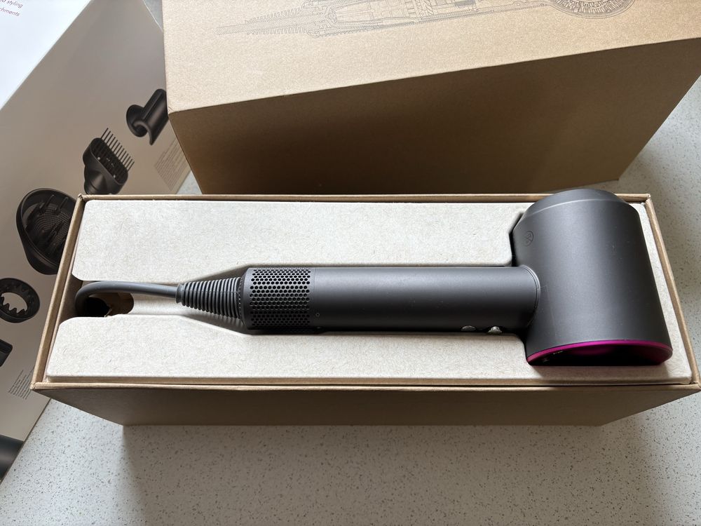 Сешоар dyson HD 07. Чисто нов с 5 приставки