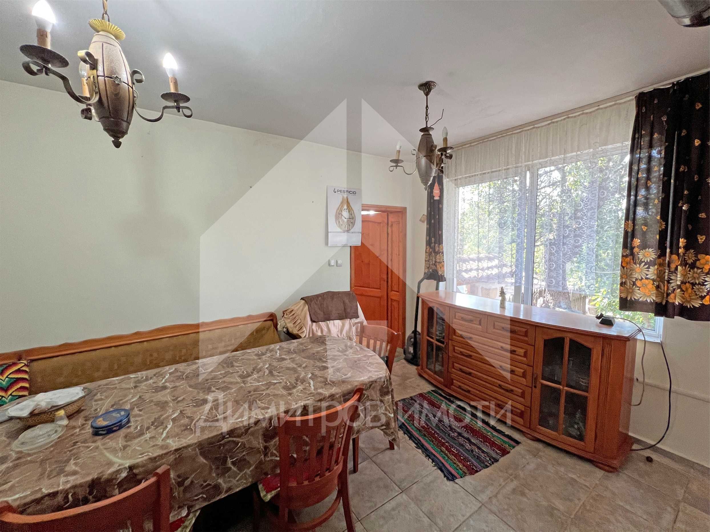 Продава се имение с площ от 4,5 дка в с. Войвода (общ. Нови пазар).