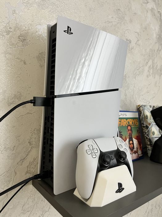 Продам почти новый PS5 + в подарок игры