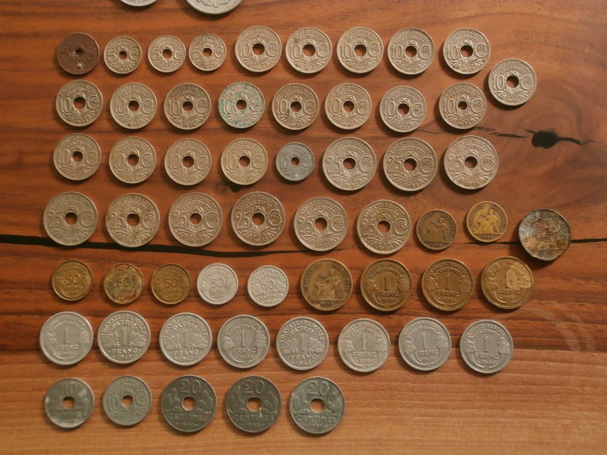 Стари гривни, рогатка , стари царски копчета, стари френски  монети