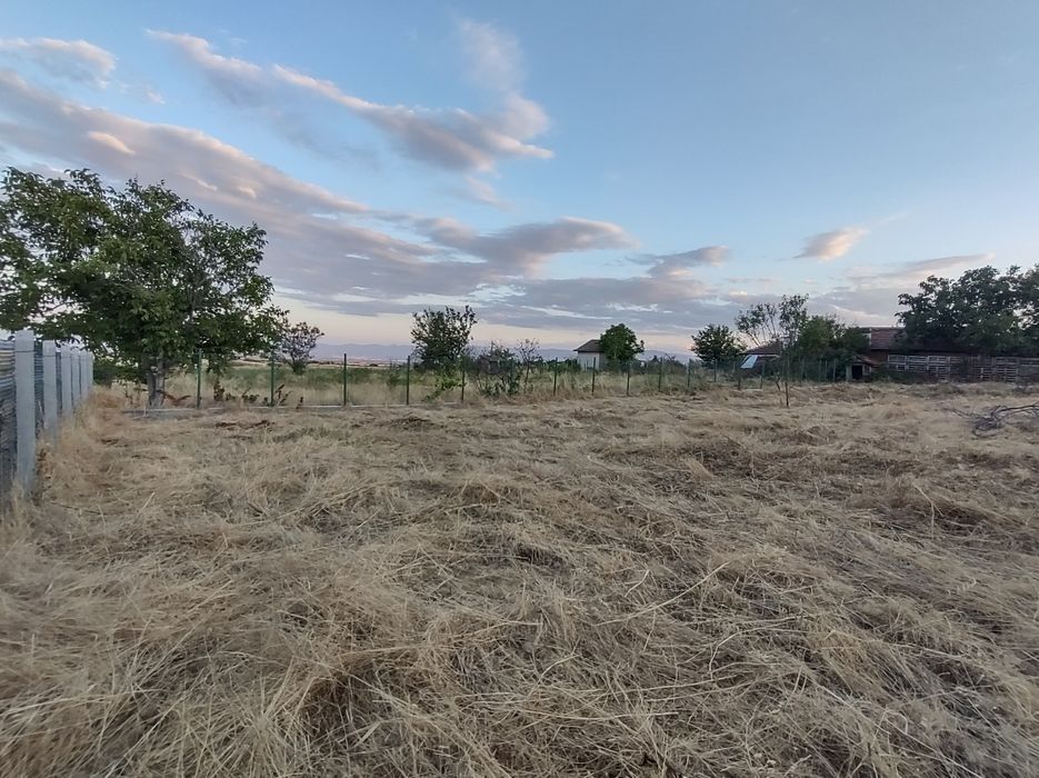 Къща с двор в с.Левски, Панагюрище.