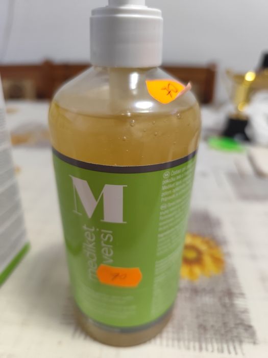 Vând cremă de corp și gel de dus și șampon