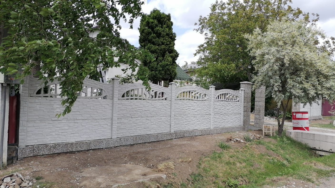 Gard din beton plăci și stâlpi.