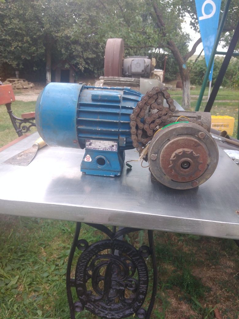 Motor trifazic cu reductor electric stare bună