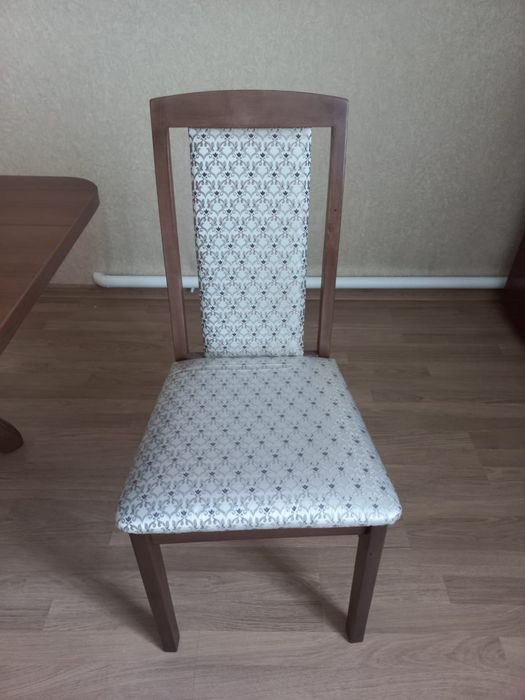 Продам стулья новые 6 штук.