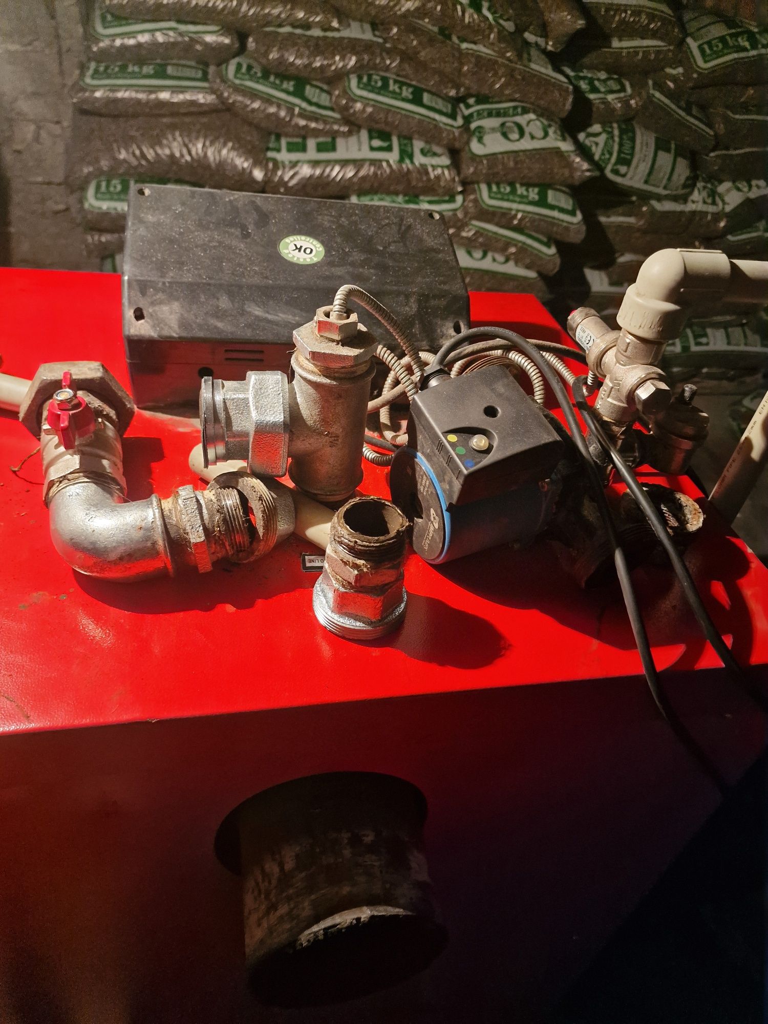 Комбиниран котел на дърва и пелети 53 kW уборудван напълно