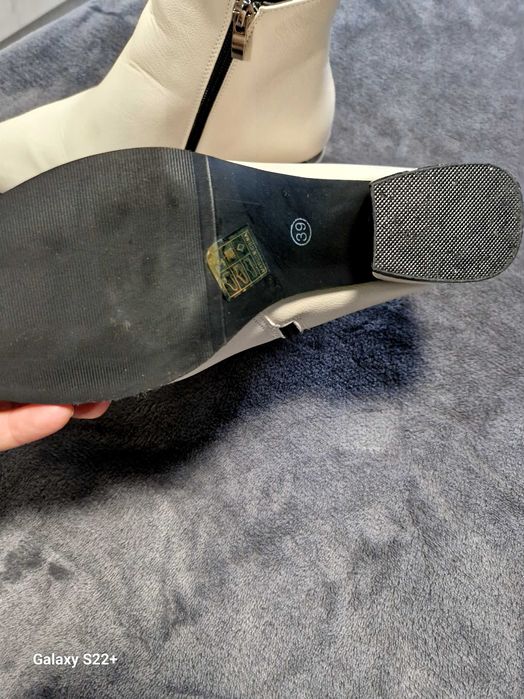 Продавам нови боти, изкуствена кожа,бежов цвят