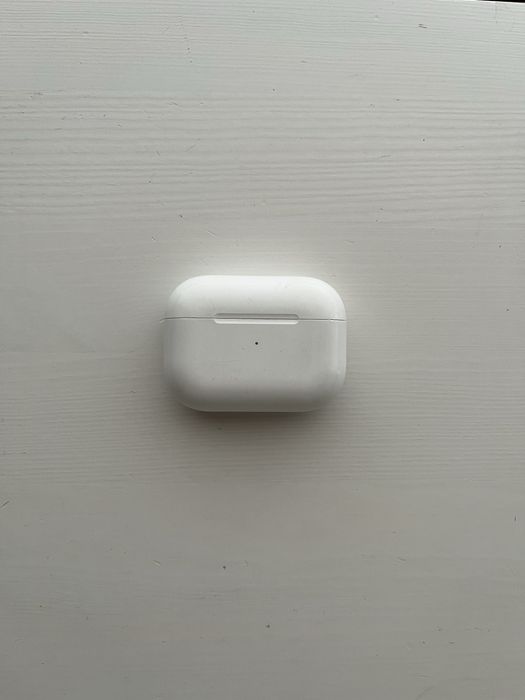 AirPods Pro (MagSafe charging case)