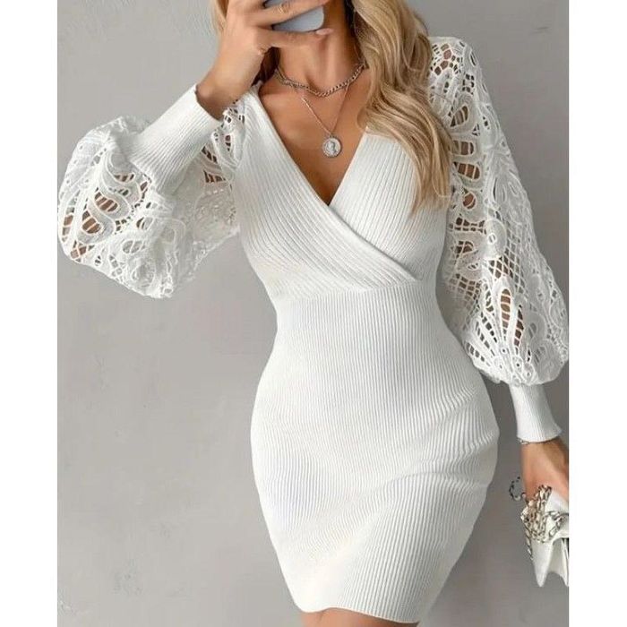 Бяла плетена рокля с дантела по ръкавите
