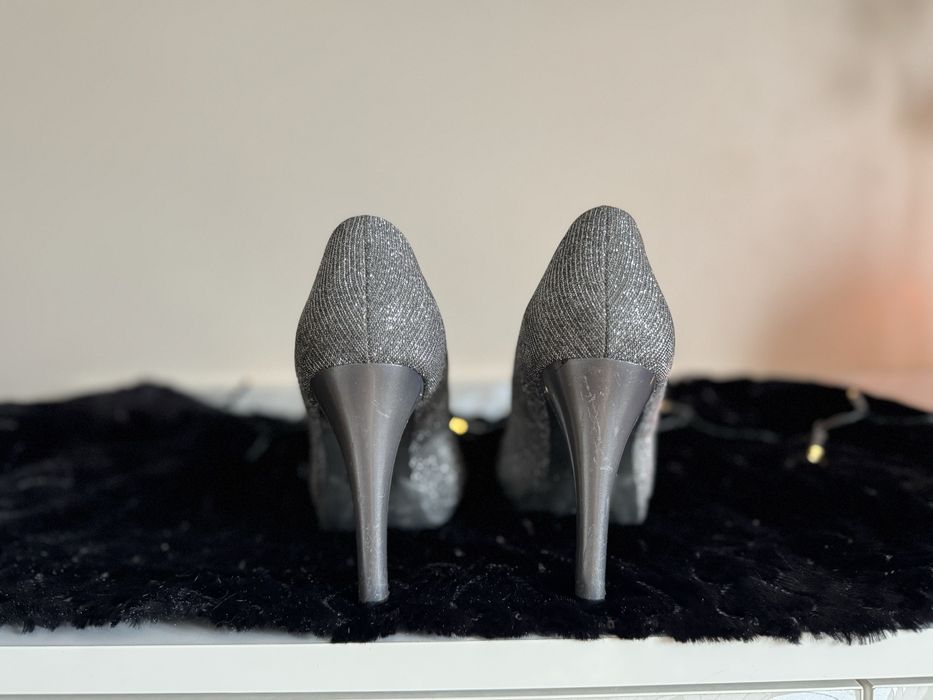 Сребристи обувки на ток