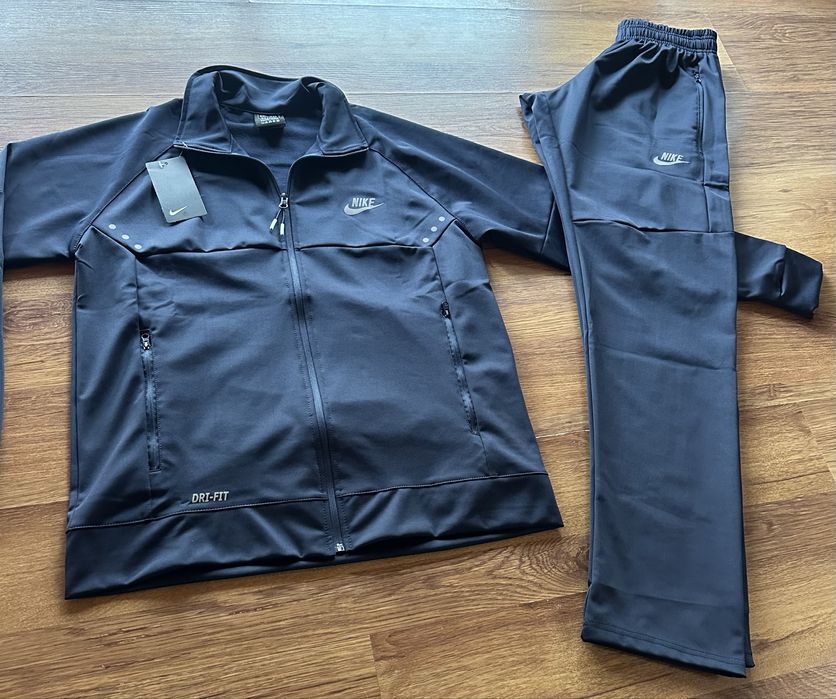 Мъжки,полиамиден,тъмно син екип Nike с лека,топла подплата
