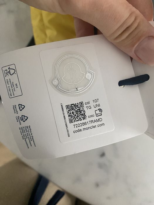 Poseta Moncler noua