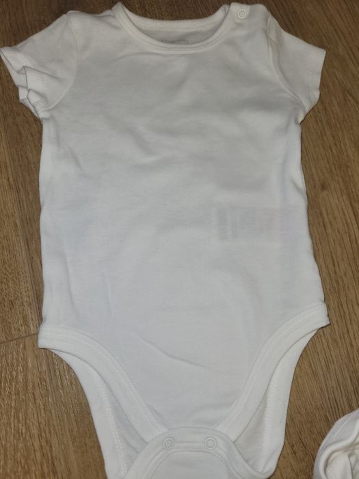 Лот бели бодита, 9-12 месеца