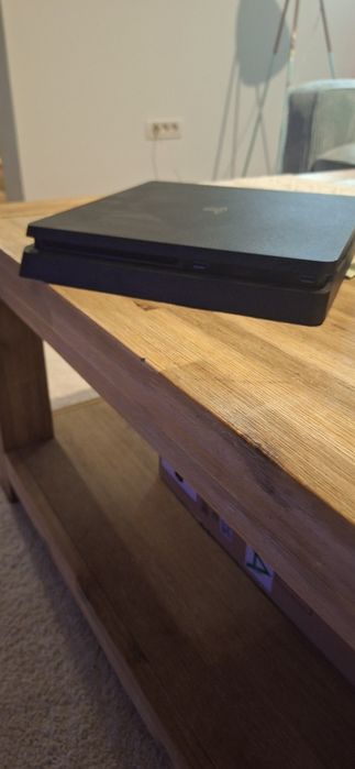 Ps4 slim doua controlere și jocuri