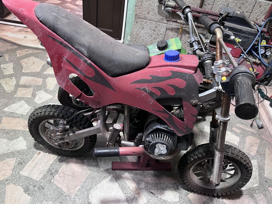 Vand 2 Pocket bike nu trimit prin curier!
